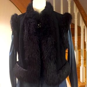 ⬇️NWOT price drop Blk knit vest with faux fur trim